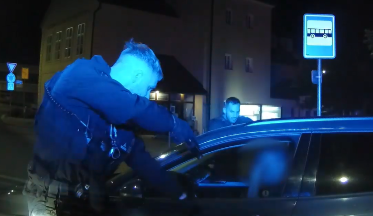 VIDEO: Převaděč ujížděl policii rychlostí 200 kilometrů v hodině. V autě vezl pět migrantů ze Sýrie