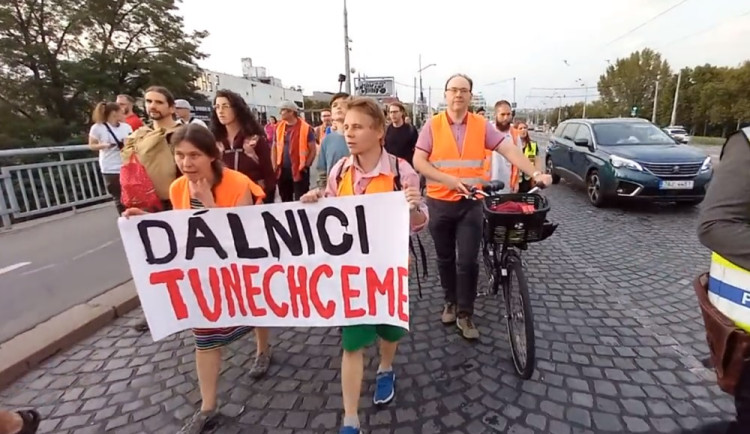 VIDEO: Aktivisté opět vstoupili do silnice. Blokovali magistrálu