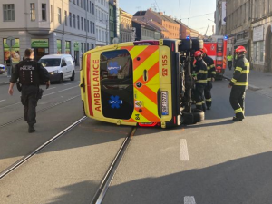 Sanitka v Brně bourala při výjezdu za pacientem. Skončila převrácená na boku