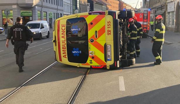Sanitka v Brně bourala při výjezdu za pacientem. Skončila převrácená na boku