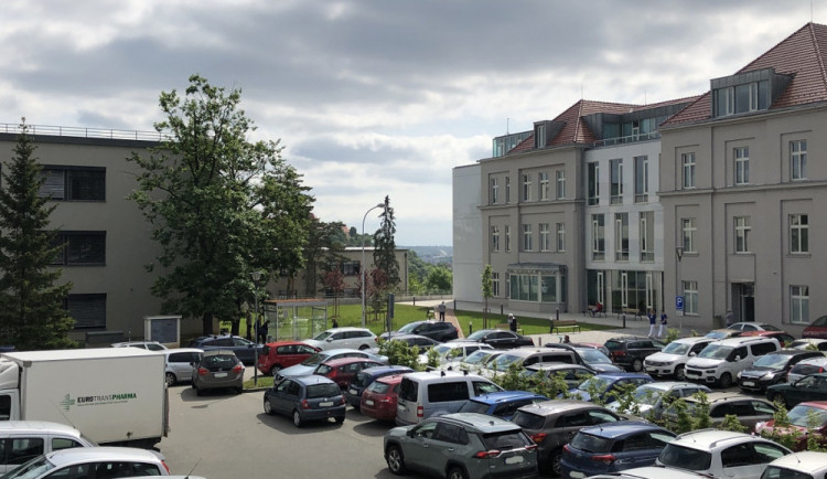 Onkologický ústav v Brně zpoplatnil parkování, aby zbyla místa pro pacienty