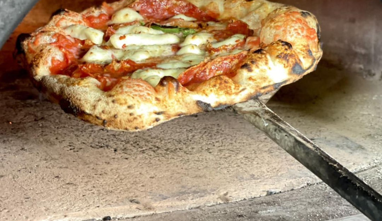 Frančesko food truck, jediná neapolská pizza pec na kolečkách v Česku