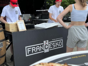 Frančesko food truck, jediná neapolská pizza pec na kolečkách v Česku