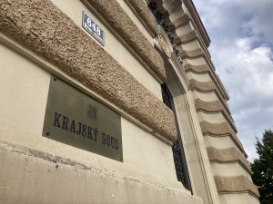 Krajský soud v Brně poslal do vězení převaděče, který naboural auto s třiceti Syřany. Zranilo se i pět dětí