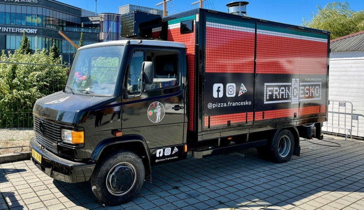 Frančesko food truck, jediná neapolská pizza pec na kolečkách v Česku