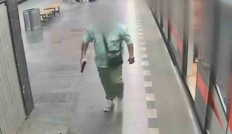 VIDEO: Střelec v pražském metru ohrožoval cestující zbraní. Střílel z ní do vzduchu
