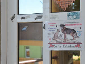 Peníze získávají z prodeje knih.