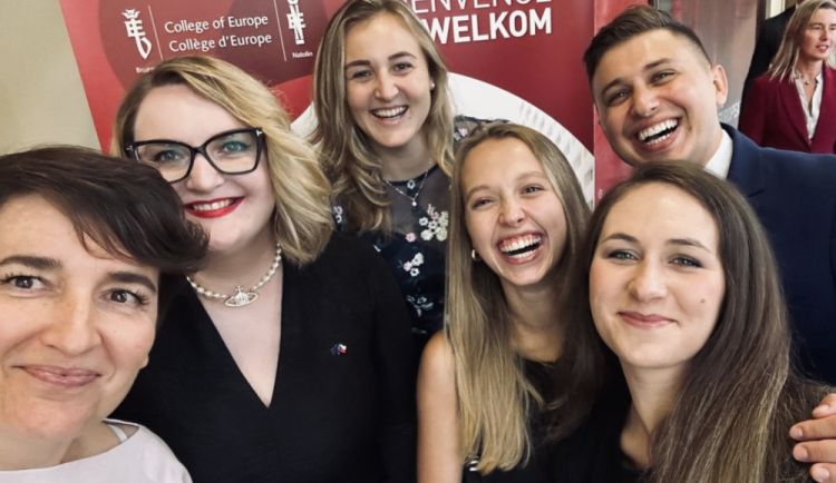 Pětice českých studentů College of Europe spolu s bruselskou zpravodajkou HN Kateřinou Šafaříkovou. Autor: Kateřina Šafaříková
