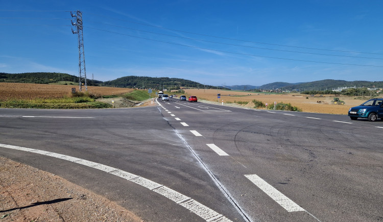 Řidiče na Brněnsku pustili na nový obchvat Čebína. Provoz zdržují omezení