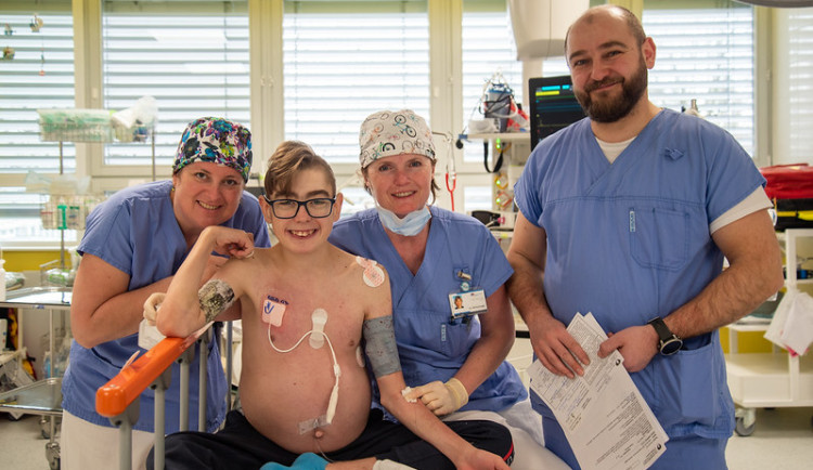 Nemocný Péťa z Bohuňovic jako příklad pro ostatní. S dětmi sdílí své zkušenosti z léčby