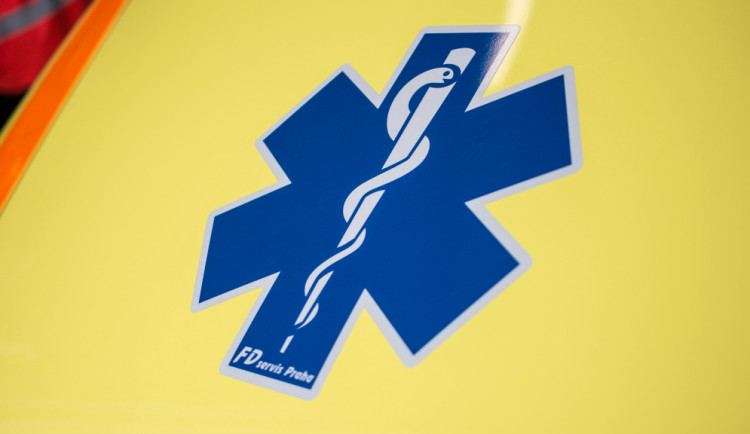 Tragická nehoda u Pelhřimova: Po nárazu do stromu zemřel řidič osobního vozidla