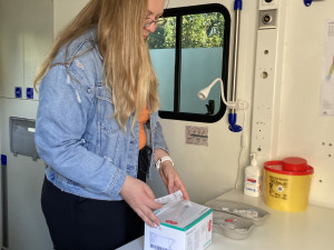 Brněnští narkomani dostali speciální sanitku. Legálně si v ní píchnou drogy