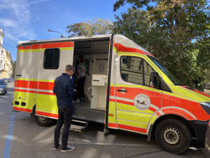 Brněnští narkomani dostali speciální sanitku. Legálně si v ní píchnou drogy