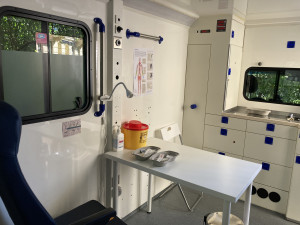 Brněnští narkomani dostali speciální sanitku. Legálně si v ní píchnou drogy