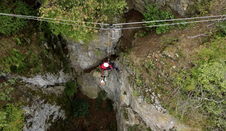 Brněnští strážníci cvičili náročný zásah. Se psy se slaňovali ze skály v Moravském krasu