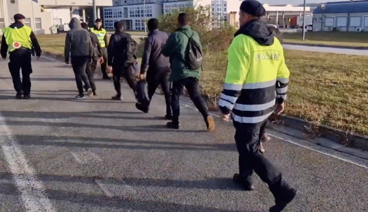 Policisté na Břeclavsku chytili převaděče se čtyřicítkou Syřanů. Migranty poslali zpět na Slovensko