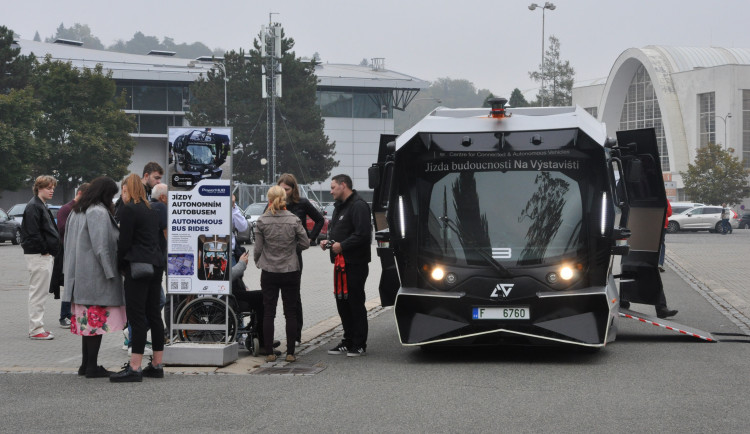 Po brněnském výstavišti se prohání autobus bez řidiče.