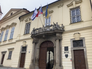 Brno má na radnici tři vlajky. Po české a ukrajinské přibyl prapor Izraele