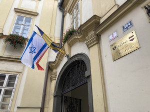 Brno má na radnici tři vlajky. Po české a ukrajinské přibyl prapor Izraele