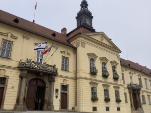 Brno má na radnici tři vlajky. Po české a ukrajinské přibyl prapor Izraele