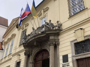 Brno má na radnici tři vlajky. Po české a ukrajinské přibyl prapor Izraele