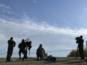 Elektrárnu v Dukovanech střežila armáda. Přivezla nejmodernější rušičku a ničila drony