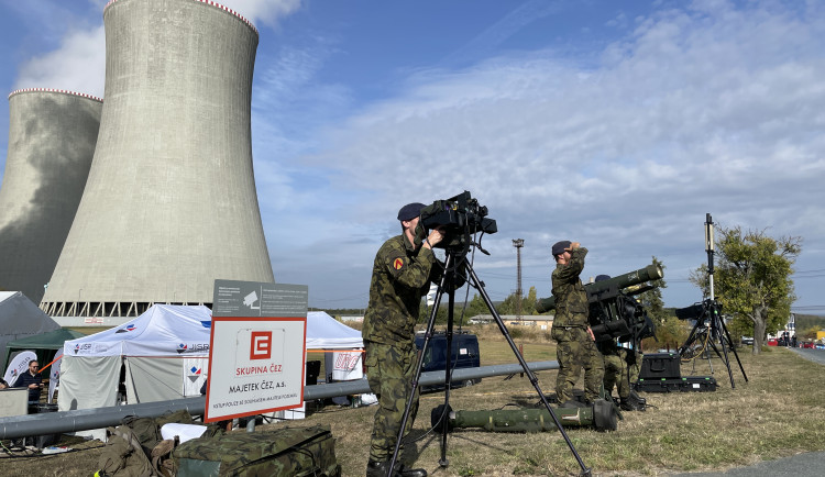 Elektrárnu v Dukovanech střežila armáda. Přivezla nejmodernější rušičku a ničila drony