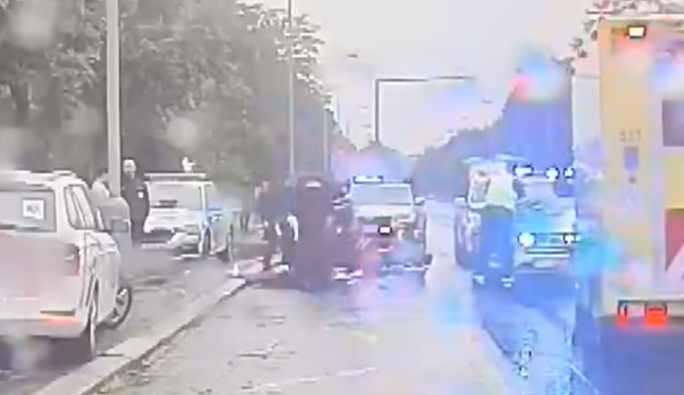 VIDEO: Muž zkolaboval na zastávce. Zachránily ho ženy, které ho začaly oživovat