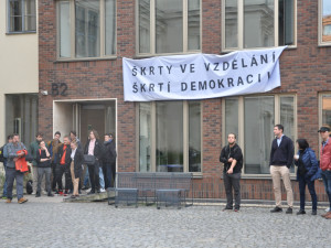 Akademici se bouří a chtějí vyšší platy. Stávku podpořily i brněnské univerzity