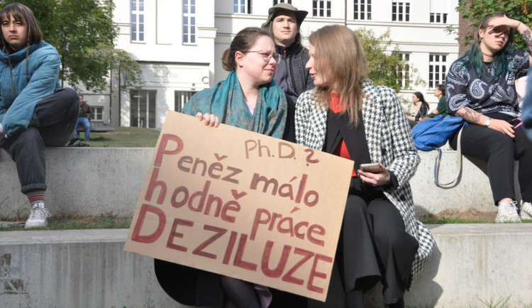 Akademici se bouří a chtějí vyšší platy. Stávku podpořily i brněnské univerzity