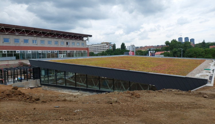 Na nový bazén u Lužánek Brno stále čeká. Stavební práce zkomplikovala suť a statika