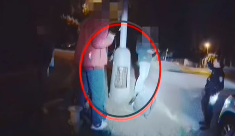 VIDEO: Vyučený elektrikář si nabíjel telefon přes pouliční lampu. Strážníky ujišťoval, že ví, co dělá