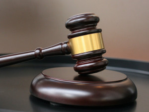 Ústavní soud odmítl stížnost řidičky, která v zákazu vjezdu přejela holčičku na odrážedle