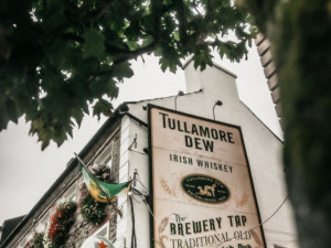 Nejstarší pub v Evropě, strašidelný hrad a hlavní město irské whiskey. To vše je Tullamore
