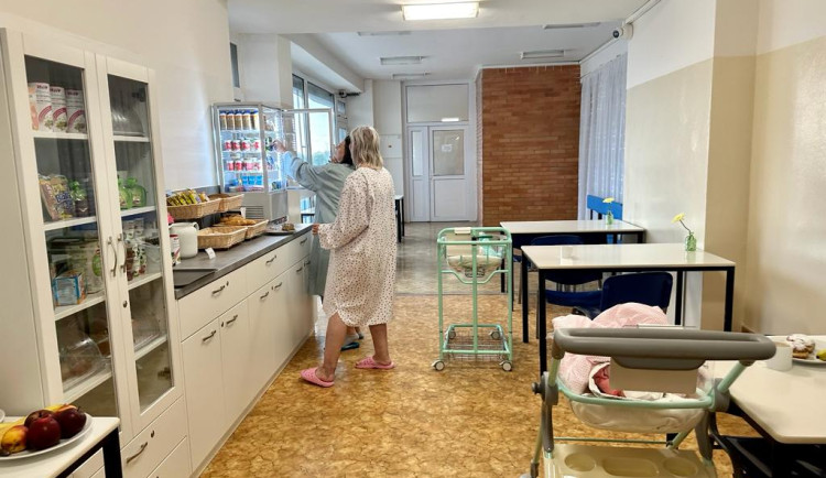 Matky si v nemocnicích na jihu Moravy pochutnají. Zařízení mění způsoby stravování a připravují jim svačinové koutky