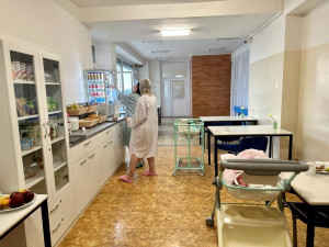 Matky si v nemocnicích na jihu Moravy pochutnají. Zařízení mění způsoby stravování a připravují jim svačinové koutky