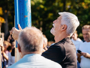 Dobrovolníci na Brněnsku sázeli stromy na obnovu krajiny, tisící strom zasadil prezident Pavel