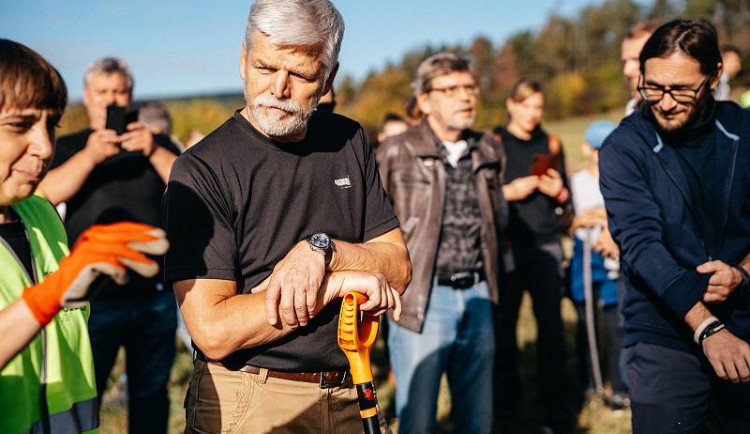 Dobrovolníci na Brněnsku sázeli stromy na obnovu krajiny, tisící strom zasadil prezident Pavel