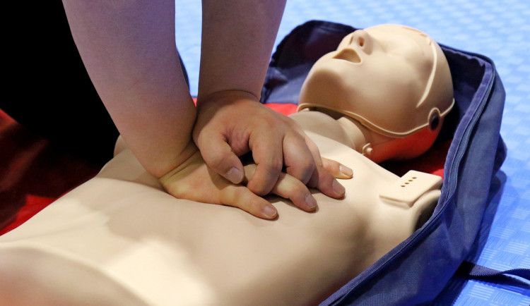 Ideální resuscitace je sto až sto dvacet stlačení za minutu, učí zájemce jihomoravští záchranáři