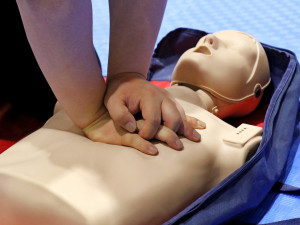 Ideální resuscitace je sto až sto dvacet stlačení za minutu, učí zájemce jihomoravští záchranáři