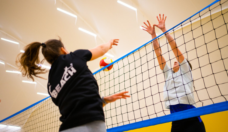 Nadšenci do plážového volejbalu o svůj koníček nepřijdou. V Brně pro ně vyrostla nafukovací hala