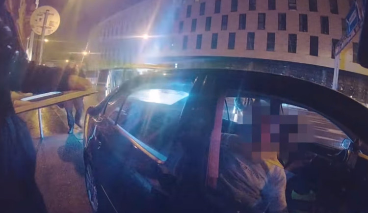 VIDEO: Strážníci zastavili falešného taxikáře. Ten si rychle vyměnil místo se spolujezdcem bez řidičáku