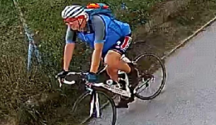 Cyklista nedal přednost ženě na kole, zranil ji a ujel. Pátrá po něm policie