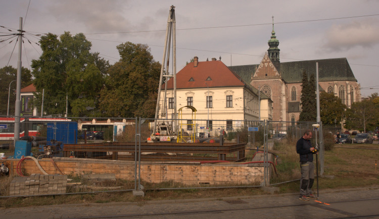 Archeology na Mendlově náměstí v Brně překvapil haltýř, který našli při opravě horkovodů