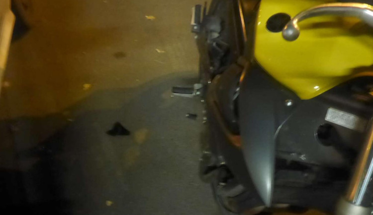 Řidič autem srazil dvě motorky a odjížděl. Dostihl ho strážník v civilu na kole a situaci začal řešit