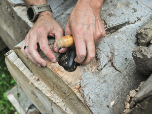 Instalace GPS trackerů do dřeva v Krušných horách.