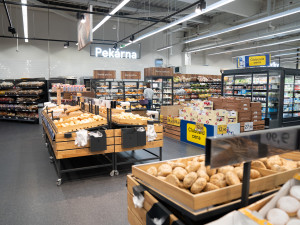 Zákazníci Tesco nově nakoupí ve zmodernizovaných prodejnách v Uherském Brodě a Uherském Hradišti