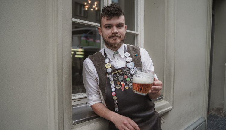 (NE)OBYČEJNÍ: Mám nejlepší práci na světě, říká pankáč za výčepem Lokálu v Dlouhé
