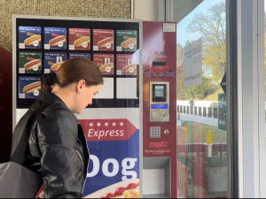 Brněnským studentům servíruje párky v rohlíku automat. Nakrmí i vegany