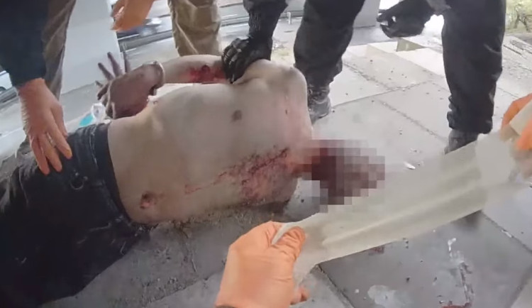 VIDEO: Polonahý muž se řezal kusem plechu do krku a rukou, u toho nesrozumitelně křičel